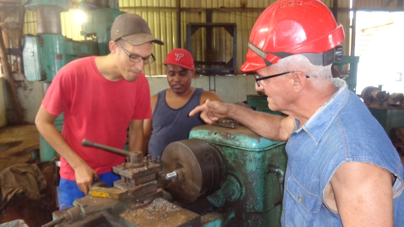 Osdanis y Víctor agradecen el ejemplo y las enseñanzas de un hombre exigente por la calidad y rapidez de las reparaciones.  Foto: Noryis