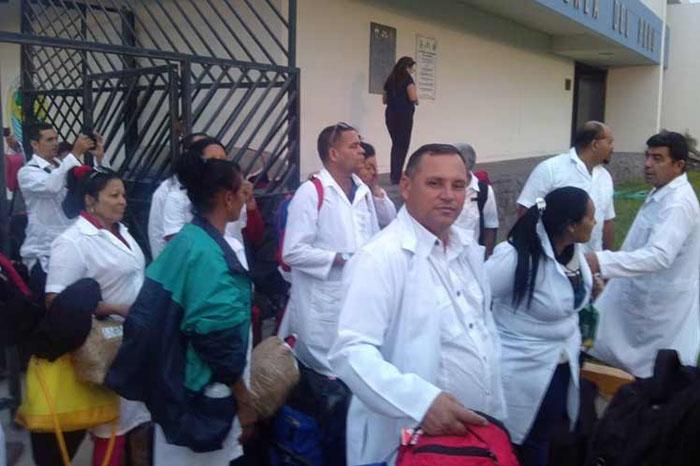 Médicos cubanos atienden en refugios de damnificados en Perú