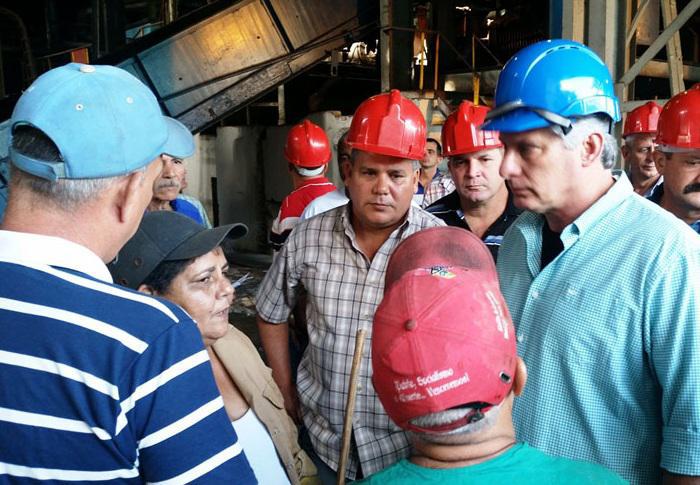 Díaz-Canel spoke with workers at the Ifraín Alfonso sugar mill. Photo: Freddy Pérez Cabrera