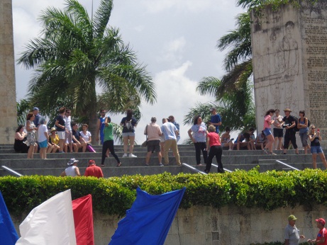 Visitantes extranjeros en la Plaza del Che. Foto: Lourdes Rey