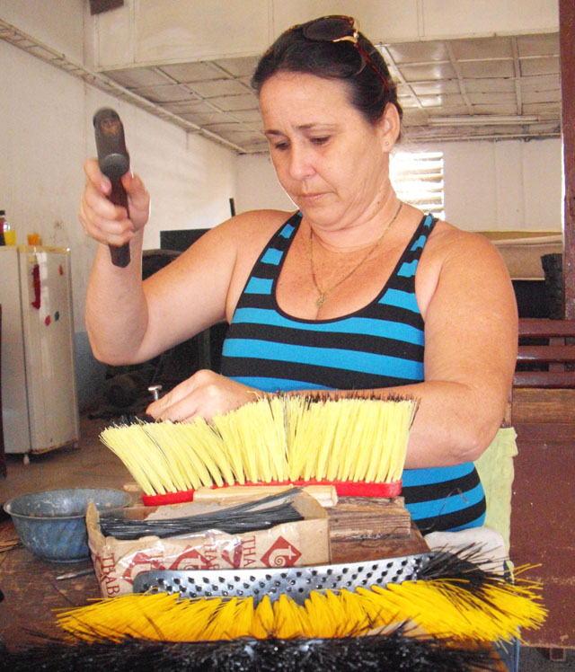 Asombra ver a una mujer hacer tres escobas por jornada a golpe de martillo, único producto que se fabrica hoy en la unidad La Chaveta. Foto: José Luis Martínez Alejo 