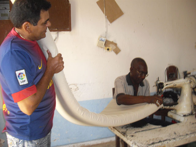 Muy limitada está la reparación de colchones en el taller de la UEB del municipio de Ciego de Ávila, por inestabilidad de los abastecimientos y del personal. Foto: José Luis Martínez Alejo 