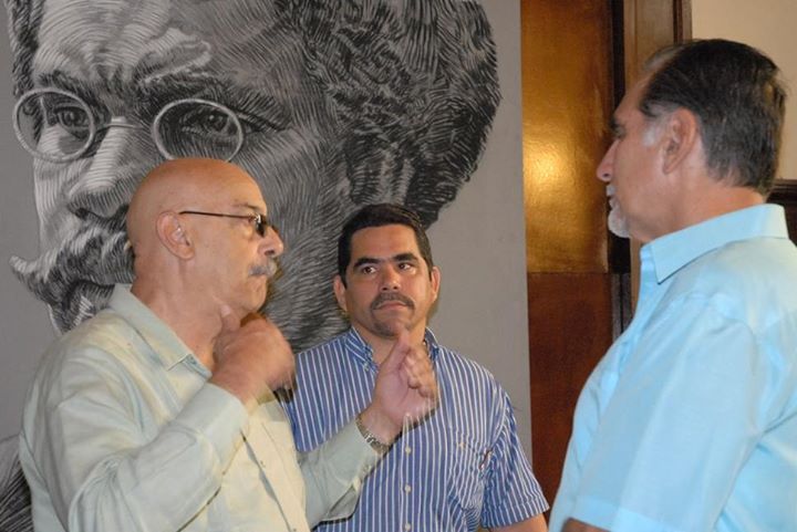 Antonio Moltó junto al autor y a René González, Héroe de la República de Cuba