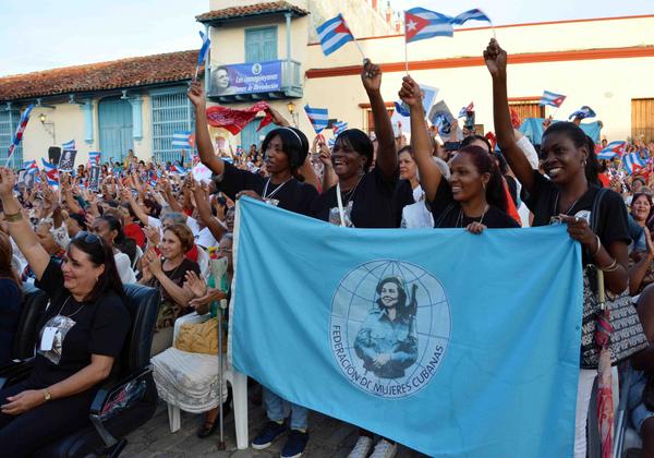 Participantes en el acto nacional por el aniversario 57 de la Federación de Mujeres Cubanas (FMC) en la Plaza San Juan de Dios, en Camagüey, el 23 de agosto de 2017. Foto: Rodolfo Blanco Cué
