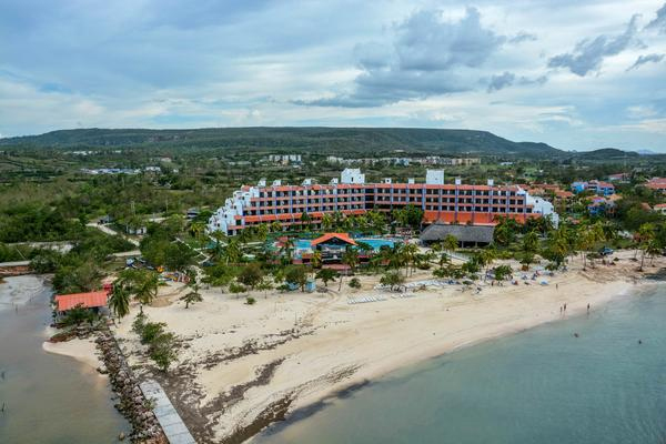 Hotel Brisas Guardalavaca, en el polo turístico de Holguín, el 10 de septiembre de 2017, luego del paso del huracán Irma por la costa norte de Cuba. Foto: Juan Pablo Carreras