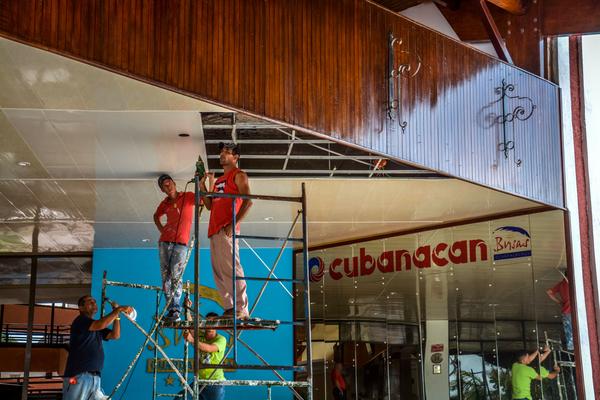 Labores de reanimación en el Hotel Brisas Guardalavaca, en el polo turístico de Holguín. luego del paso del huracán Irma por la costa norte de Cuba. Foto: Juan Pablo Carreras
