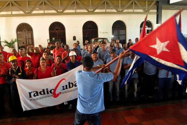 Parten santiagueros hacia zonas afectadas por huracán Irma