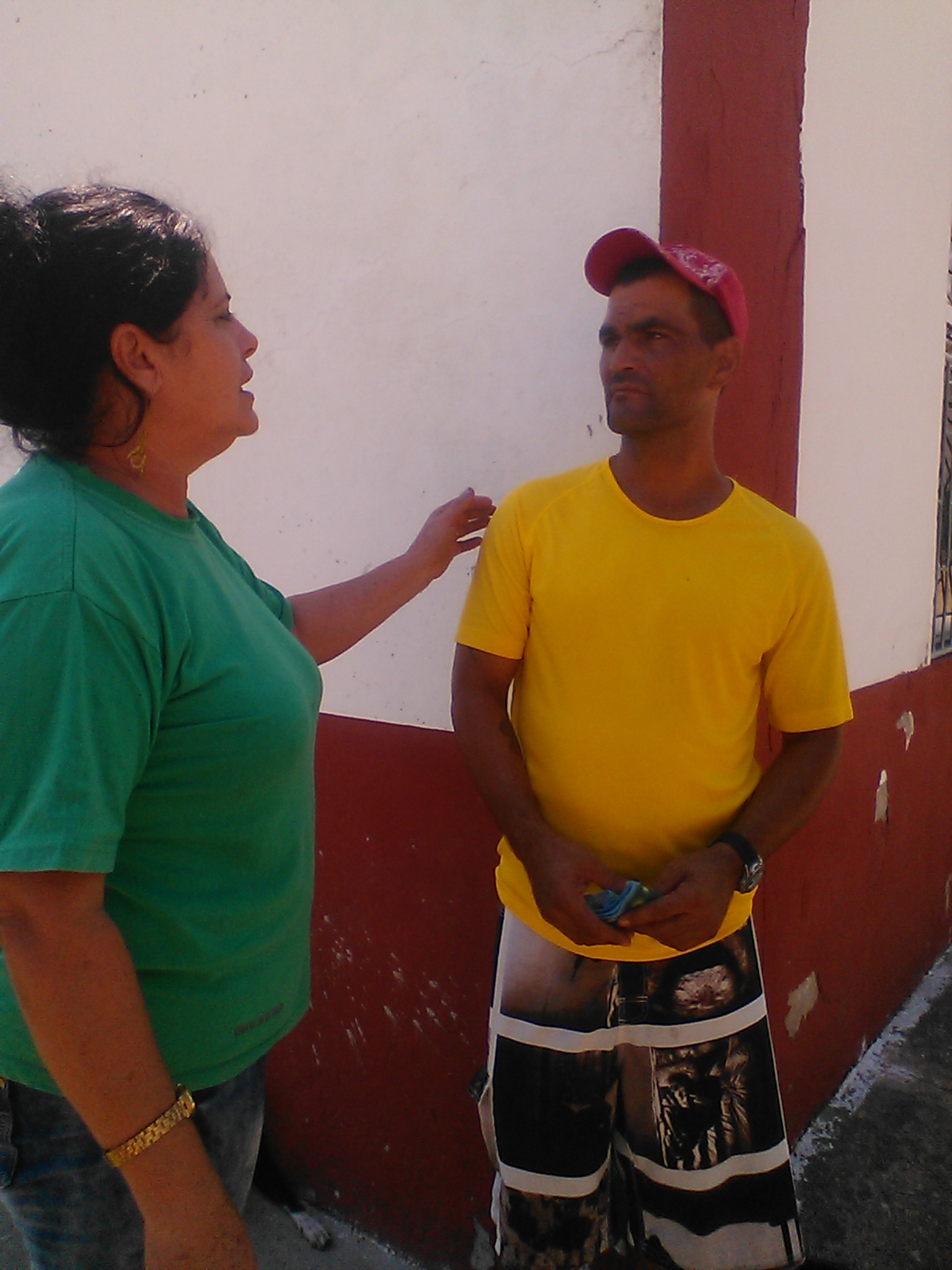 Consuelo Baeza conversa con un obrero damnificado de la tenería de Caibarién, y conoce de las acciones solidarias de su colectivo.