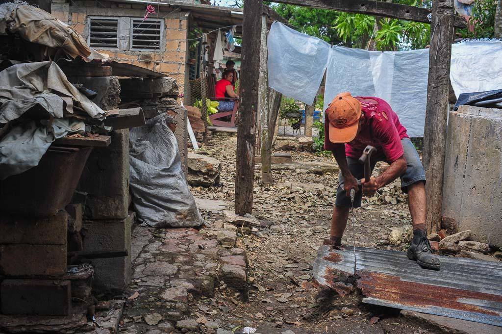 No esperar y reutilizar todo lo que se pueda para retornar a la normalidad es la máxima que guía a los damnificados. Foto: Leandro Armando Pérez Pérez