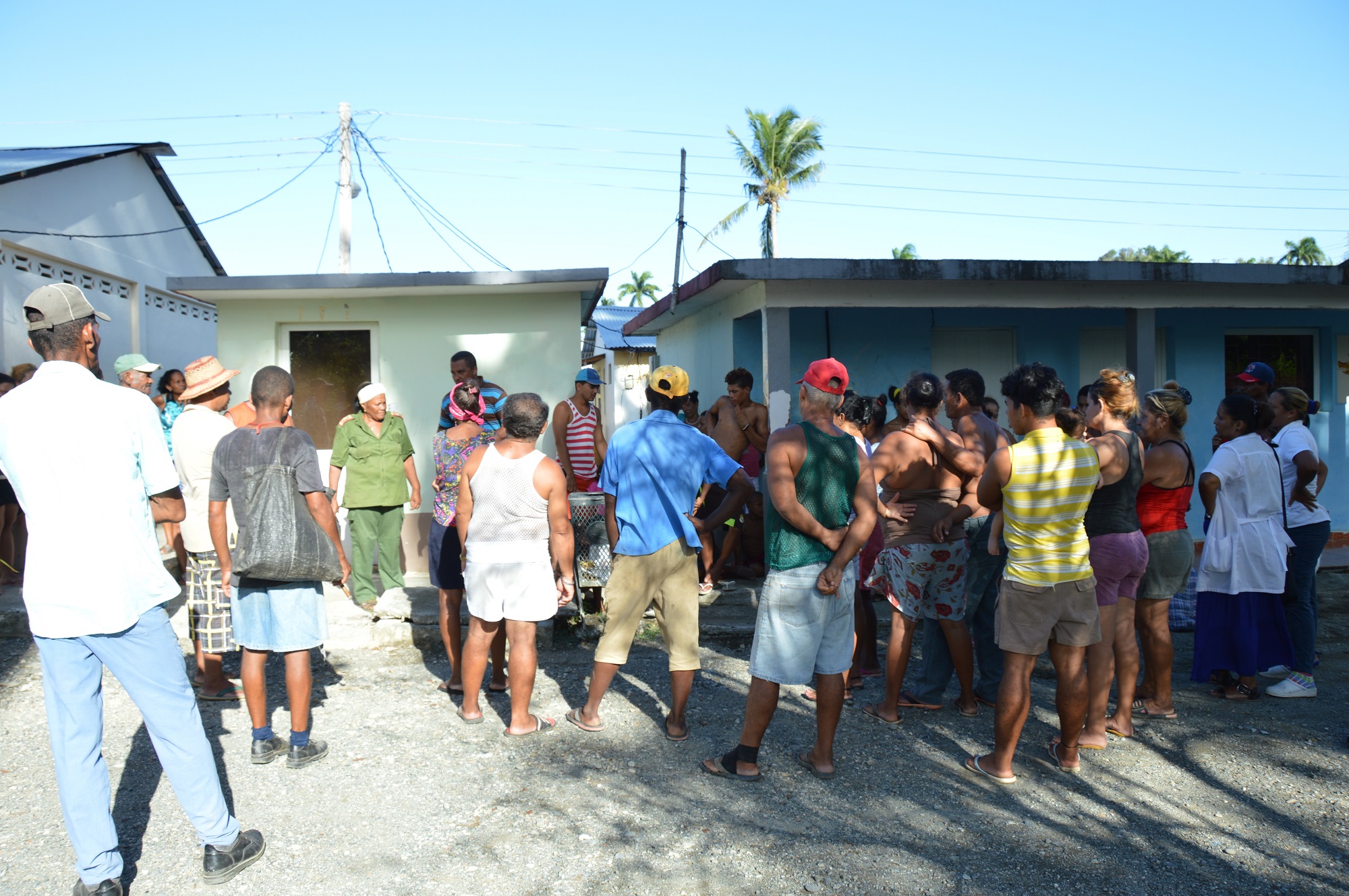 Autoridades locales explican a la población la importancia de cumplir las medidas necesarias para cada fase. Foto: Rodny Alcolea Olivares