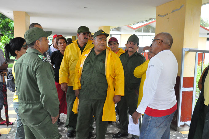 Federico Hernández Hernández (al centro) y otras autoridades de la provincia recorren zonas vulnerables de Granma ante el paso del huracán Irma. Foto: Rafael Martínez Arias