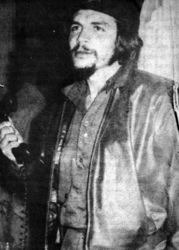 El comandante Ernesto Guevara en la Compañía Telefónica de Fomento, rendida el 16 de diciembre de 1958, y donde de inmediato instaló su Comandancia. 