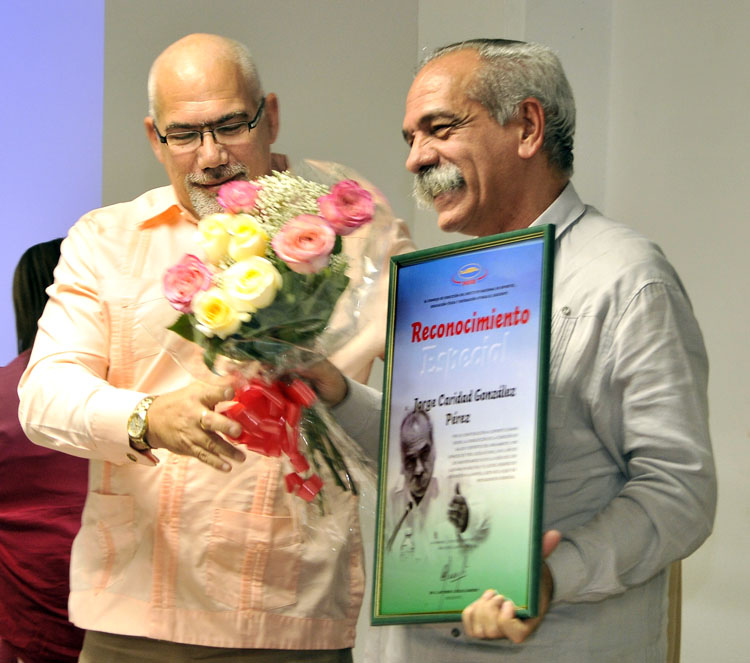 Reconocimiento a Jorge González por parte del INDER. Foto: José Raúl Rodríguez Robleda