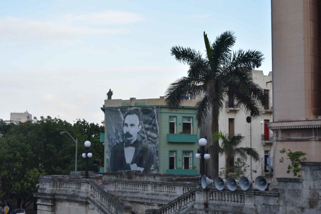 Las calles se decoraron para recordar al Maestro. Foto: Alejandro Benítez Guerra