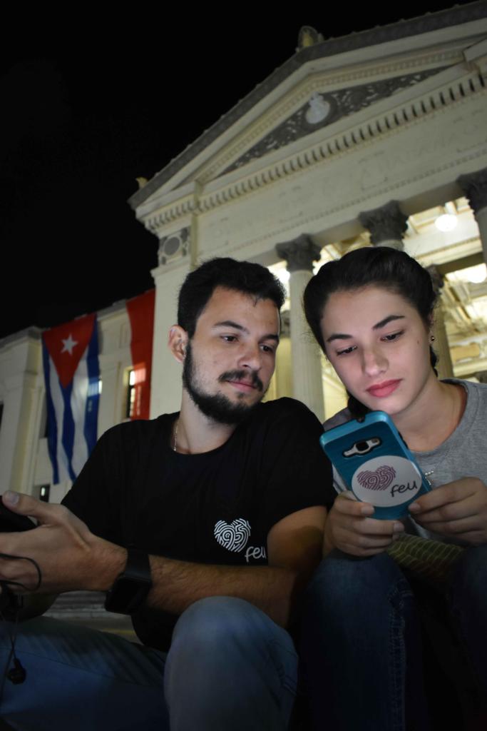La red de conexión Wi-fi, puesta por Etecsa, permitió a los presentes compartir el momento en las redes sociales. Foto: Alejandro Benítez Guerra