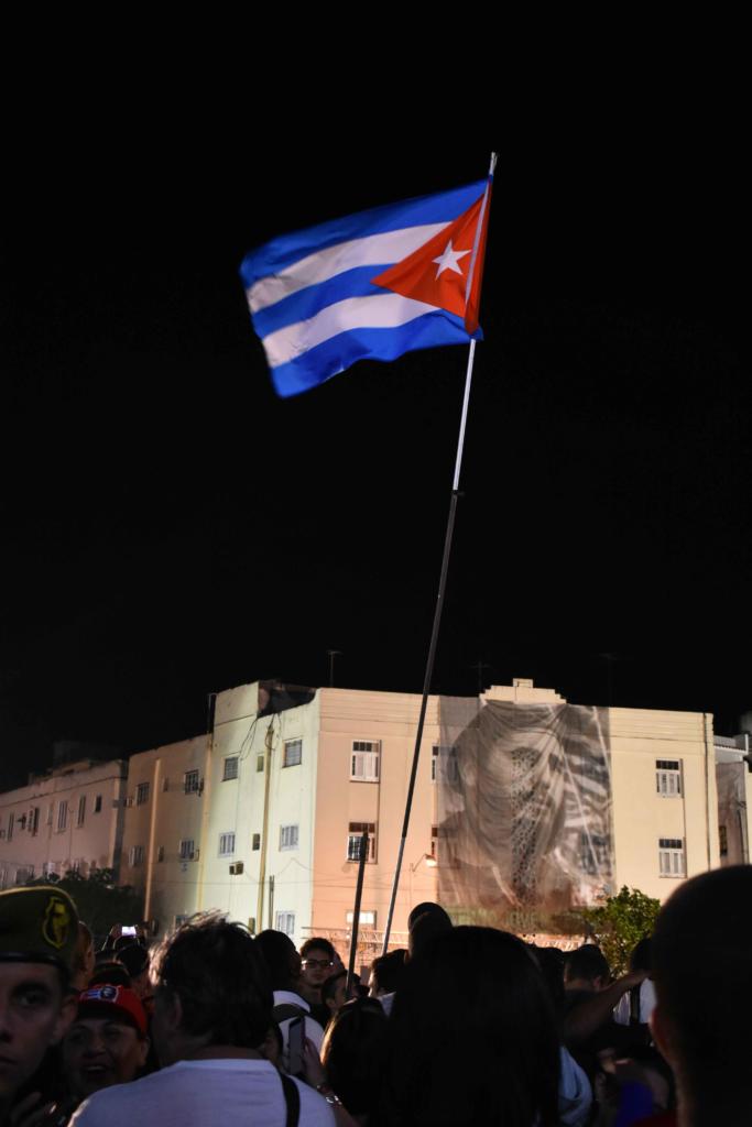 El hermoso vuelo de una bandera cubana. Foto: Alejandro Benítez Guerra