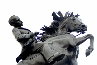 José Martí en el centro de dos ciudades