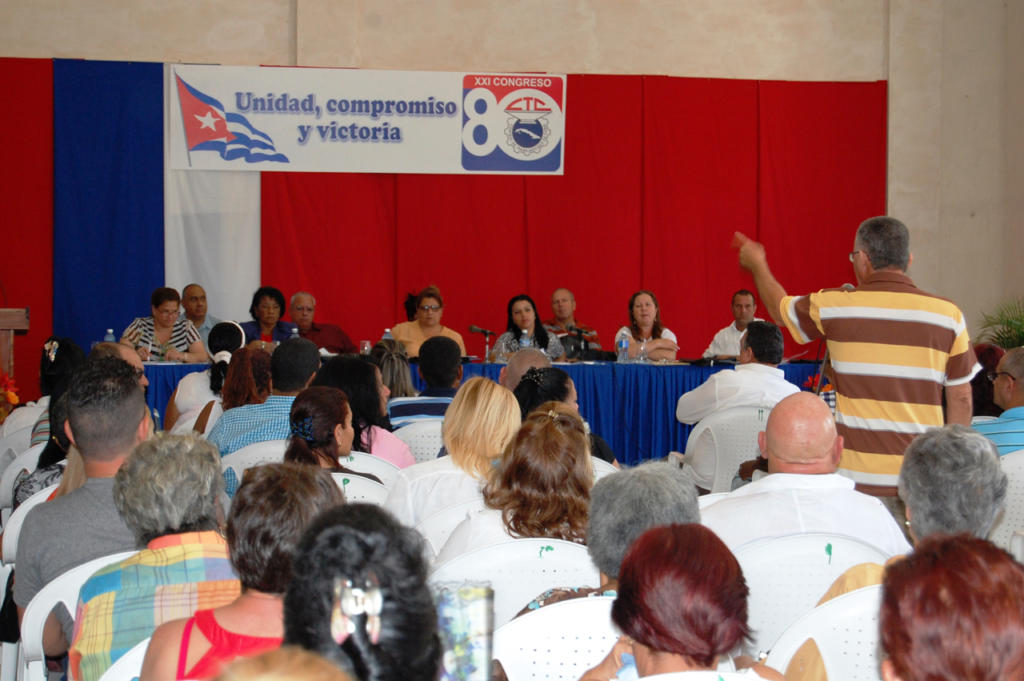 La objetividad en las intervenciones caracterizó el análisis por parte de los delegados del informe central. Foto: Efraín Cedeño.
