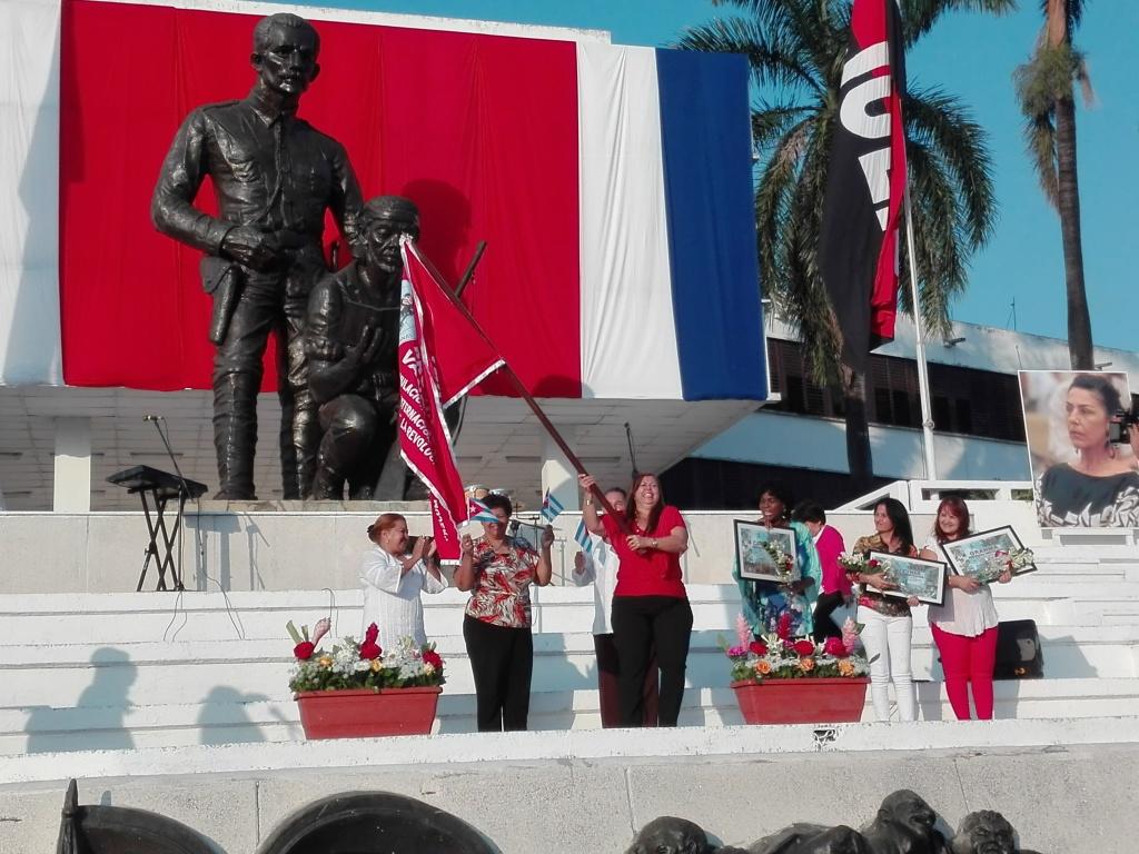 Las federadas espirituanas recibieron con alegría estandarte de Vanguardia Nacional de la Federación de Mujeres Cubanas. Foto: Carlos Irán Reyes