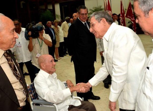 El General de Ejército Raúl Castro Ruz saluda a Roberto Verrier después de la imposición del título honorífico de Héroe del Trabajo de la República de Cuba. Foto: Marcelino Velázquez