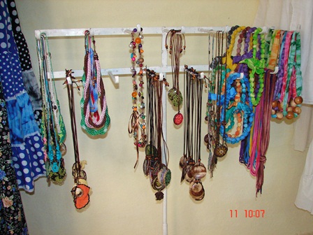 Los accesorios complementan las piezas textiles. Foto: Yenier Hernández Andrés