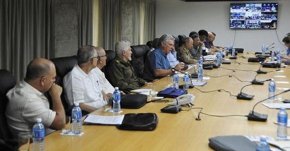 Miguel Díaz-Canel analiza importantes temas junto a dirigentes cubanos. Foto: Estudios Revolución