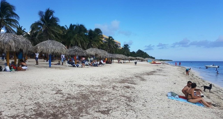 Las playas del litoral sur de Sancti Spíritus permanecen atiborradas de vacacionistas durante la presente etapa estival. Foto: de la autora