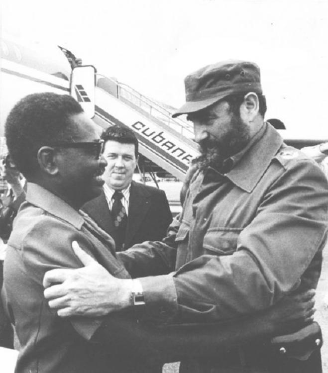 Fidel es recibido por Agostinho Neto, primer presidente de la República Popular de Angola, en el aeropuerto de Belas, el 23 de marzo de 1977. Foto: Fidel Soldado de las Ideas