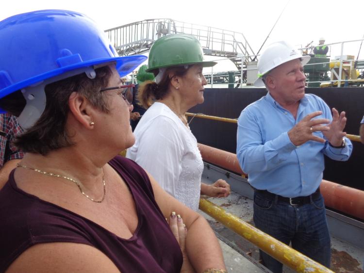 Acompañados por Lidia Rodríguez, primera a la izquierda, visitaron la Terminal de Supertanqueros los titulares del CITMA y de Energía y Minas, Pérez Montoya y García Barreiro. Fotos: Noryis