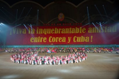 Llamativo agasajo popular a presidente cubano en Pyongyang (+ Fotos)