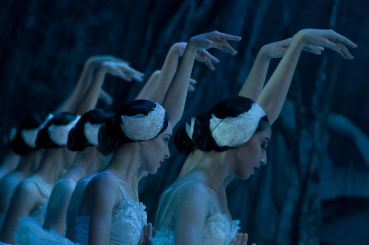 El cuerpo de baile del Ballet Nacional de Cuba en el segundo acto de El lago de los cisnes. Gran Teatro de La Habana Alicia Alonso, 1ro. de enero de 2019. Foto: Yuris Nórido