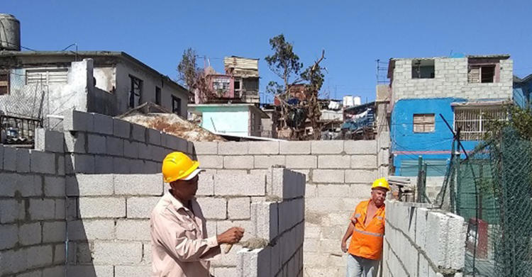 Causa satisfacción apreciar el avance en la construcción de viviendas. Los albañiles forman una fuerza esencial en las labores de recuperación. Foto: Cortesía ECM Mariel.