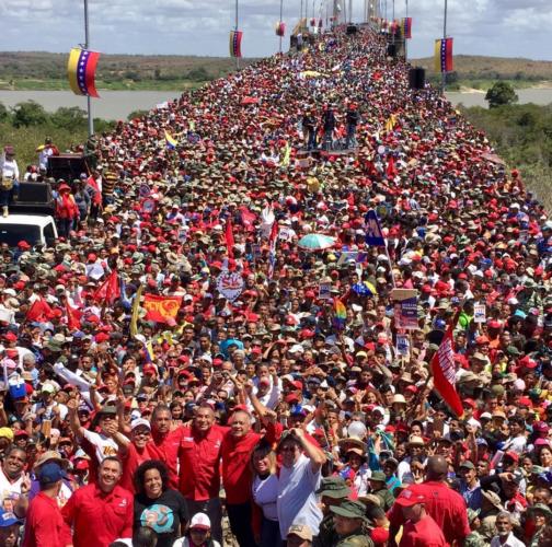 Movilización multitudinaria en el Puente de Angostura, Estado Bolívar. Para los medios de prensa de la derecha los millones de partidarios del chavismo se convierten en seres invisibles.