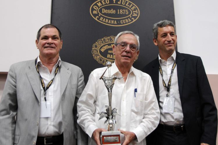El Doctor Eusebio Leal Spengler (C), junto a Inocente Núñez Blanco (I) y Luis Sánchez-Harguindey (D), copresidentes de Habanos S.A. luego de serle otorgado el Premio Habano Honorífico, al Historiador de La Habana, en el marco del XXI Festival del Habano, que tiene por sede el Palacio de Convenciones, Cuba, el 20 de febrero de 2019. ACN FOTO/Omara GARCÍA MEDEROS