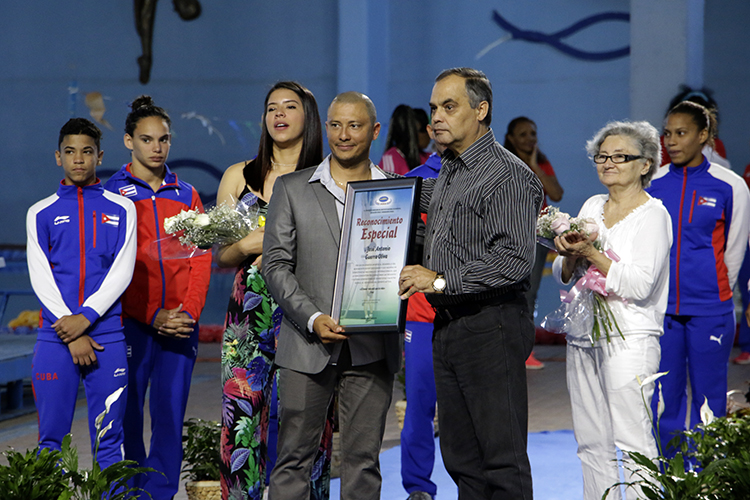 o de manos del presidente del INDER, Osvaldo Vento. Foto: Abel Padrón