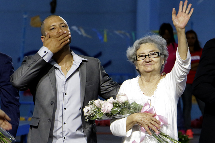 José Antonio Guerra junto a su madre. Foto: Abel Padrón Padilla