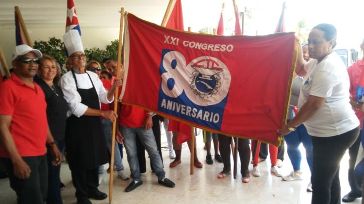 Desde Villa Cuba-Las Morlas Teresita Rossburgh portó la Bandera que entregó a Arnaldo Díaz, del hotel Sol Palmeras. Foto: Noryis