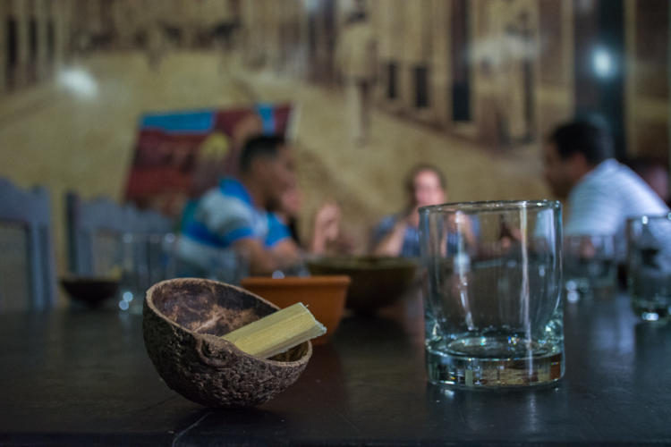 Los participantes también pudieron aprender sobre la tradición de la coctelería en Cuba y la posibilidad de enseñar la historia del país a través de las bebidas mambisas. Fotos: Leandro Armando Pérez Pérez