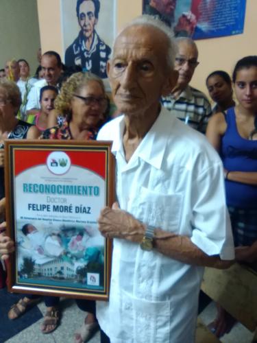 El doctor Felipe More, fundador del hospital, recibió el cariño y la admiración de sus colegas. Foto: Lourdes Rey Veitía.