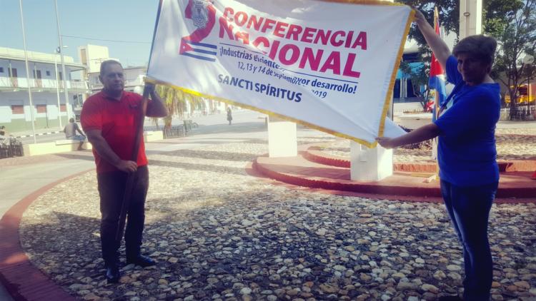 Arturo Rodríguez Font, secretario general del SNTI abanderó a la delegación espirituana que participará en la II Conferencia Nacional de ese gremio. Foto: Yuleiky Obregón Macías