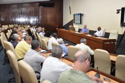 Presidente cubano analiza programas de Turismo y Desarrollo Industrial