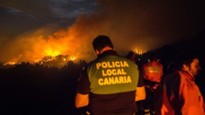 Unos ocho mil evacuados por incendio en región española de Canarias