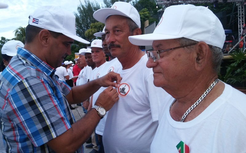 El primer secretario del Partido en Matanzas colocó la distinción Armando Mestre Martínez, héroe del sector, en el pecho de quienes acumulan 20 y 25 años de ininterrumpida labor. Foto: Noryis