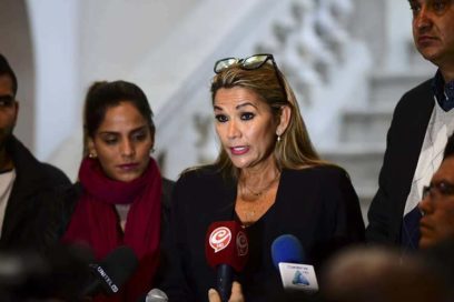 Senadora Jeanine Añez se declara Presidenta de Bolivia
