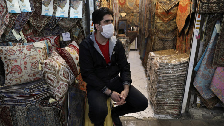 Un comerciante con una mascarilla facial en el Gran Bazar de Teherán, Irán, el 17 de marzo de 2020. Foto: AP/Vahid Salemi