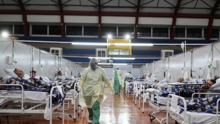 Un hospital de campaña, instalado en un gimnasio, atiende a pacientes con covid-19 en Santo Andre, estado de Sao Paulo, Brasil, el 6 de mayo de 2020 Amanda Perobelli / Reuters