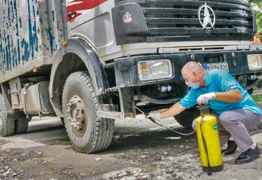 La desinfección de los vehículos es una medida priorizada en la Empresa Nacional de Transporte del Mincin. Foto: Heriberto González Brito