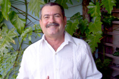 Reconocen a Alberto Curbelo en el aniversario de Teatro Cimarrón