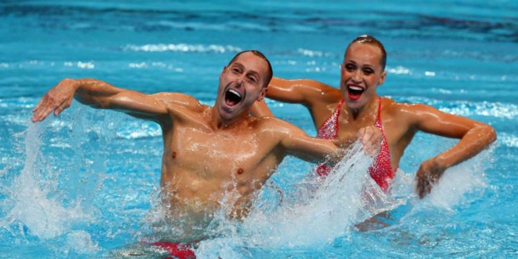 1 Berta Ferreras y Pau Ribes durante la rutina del dúo mixto libre de natación sincronizada en el Mundial de Budapest 2017. Alberto Estévez/EFE