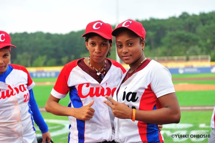 Glenda (la primera de derecha a izquierda) ha logrado hacer historia en un deporte que según Radio Rebelde se practica en Cuba desde hace más de cien años. Foto: Yuhki Ohboshi.